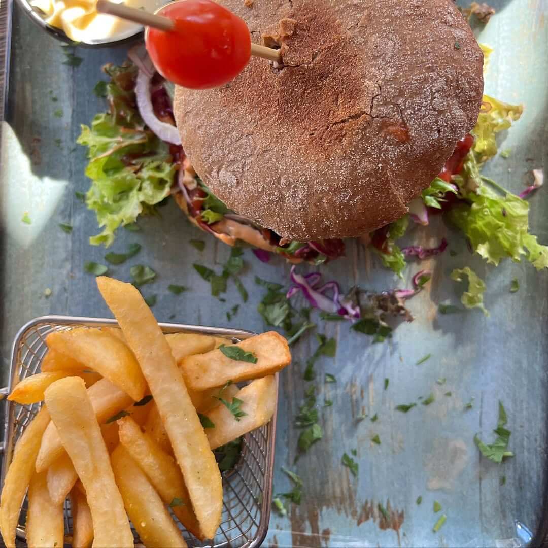 Saftig burger med sprøde pommes frites på Café Moccador