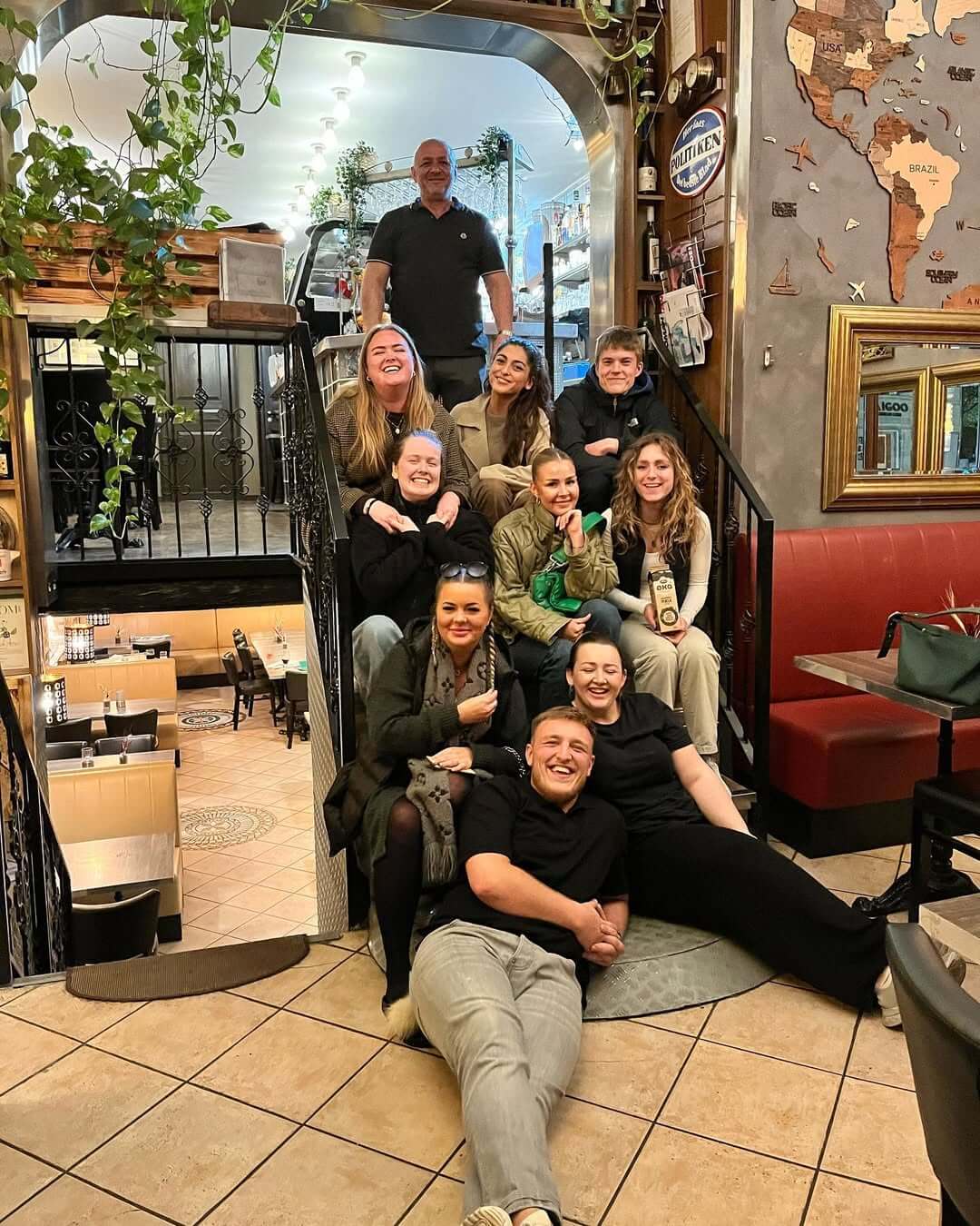 Hele teamet bag Café Moccador samlet på trappen foran caféen på Falkoner Allé, Frederiksberg