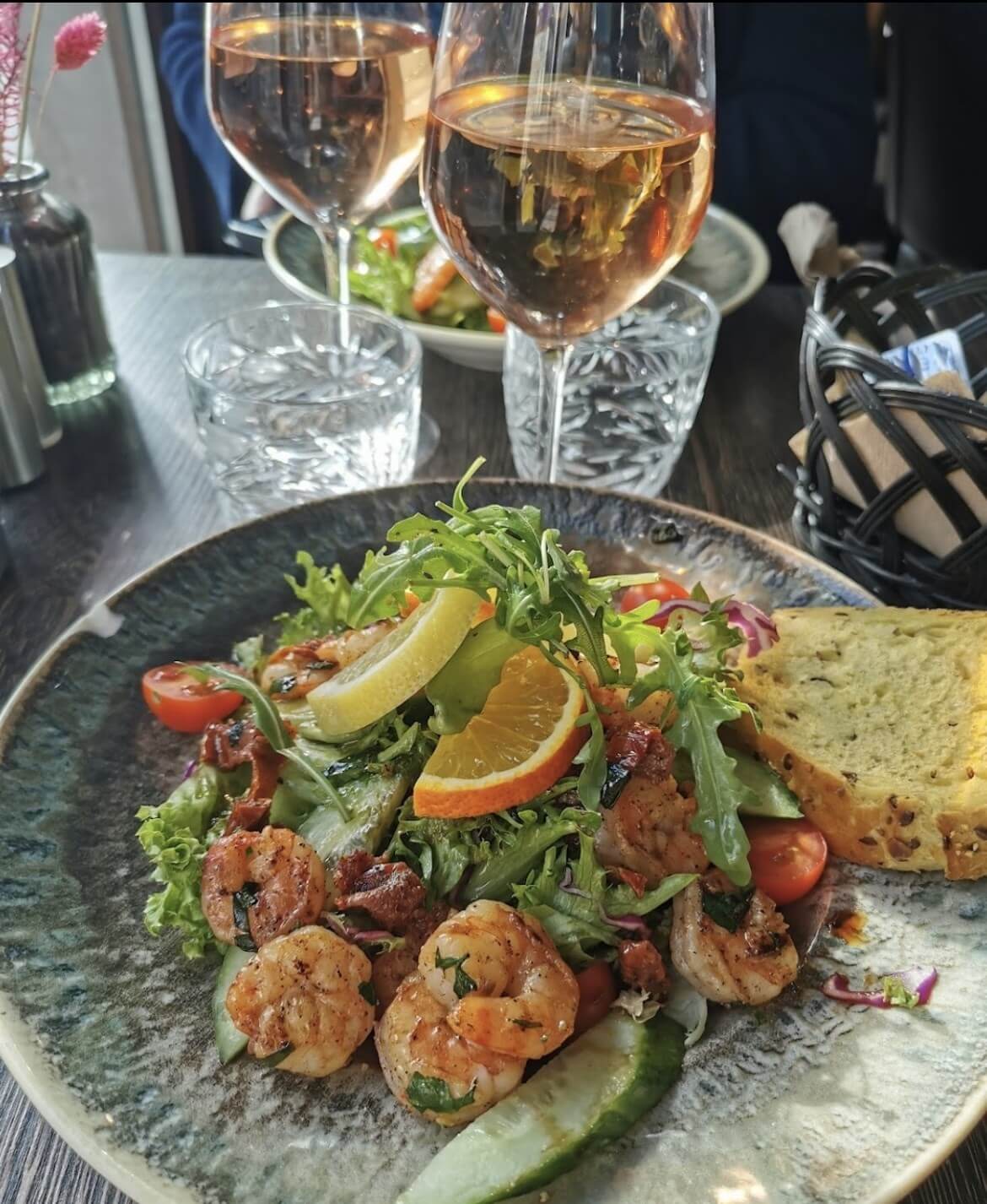 Rejesalat med rosévin serveret som hovedret på Café Moccador