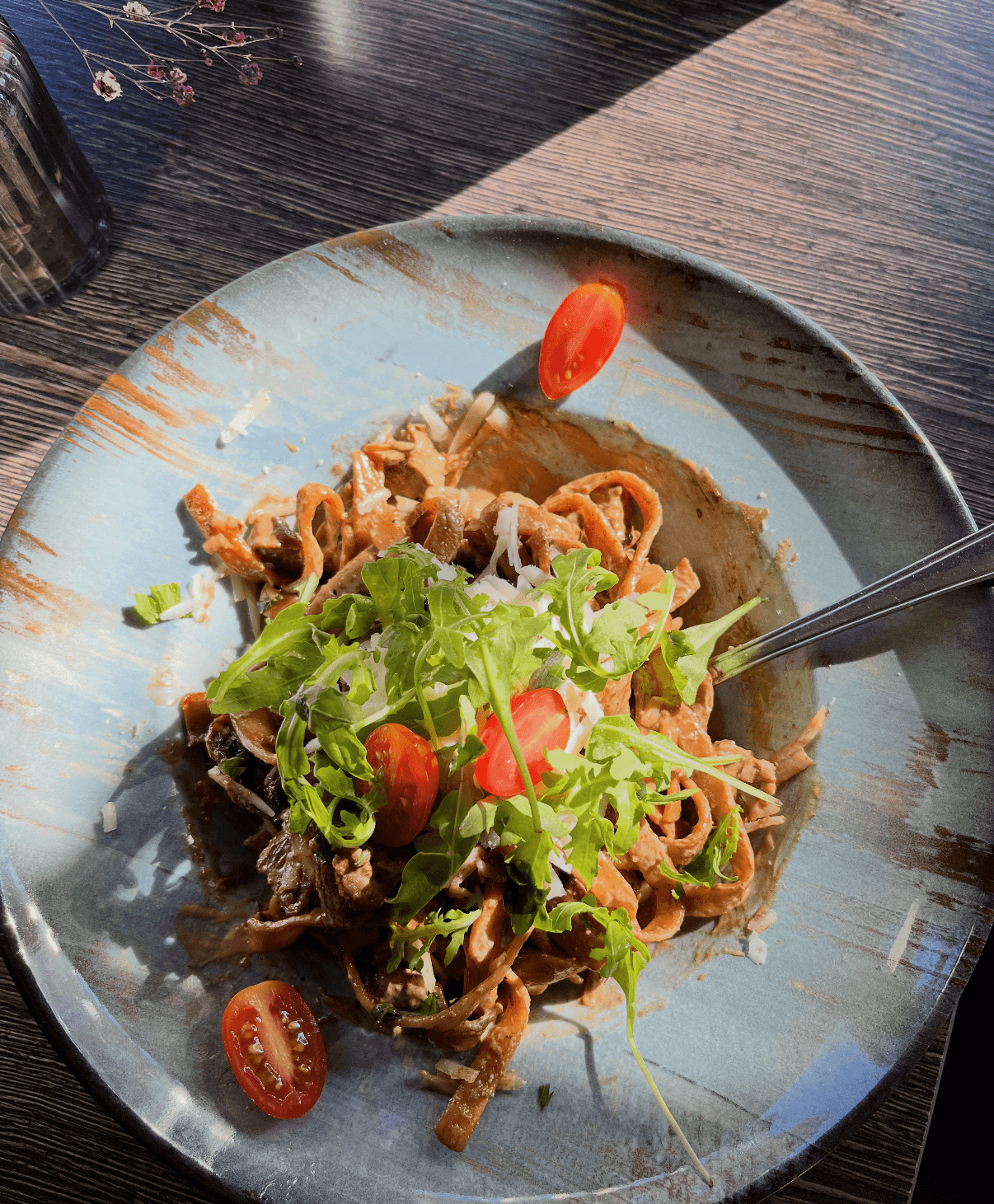 Pasta med svampe, rucola og tomater på Café Moccador