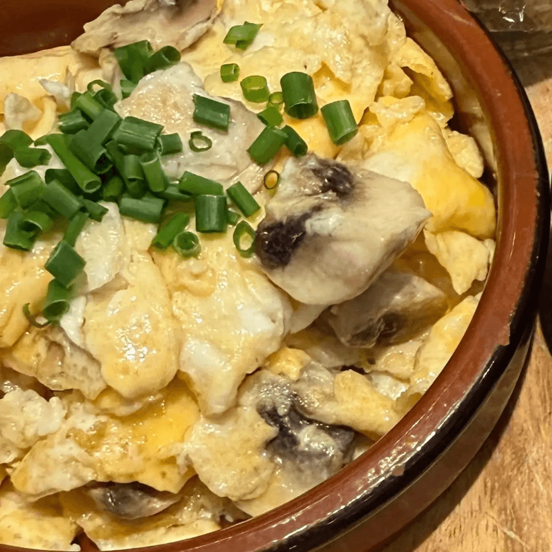 Luftig omelet med fyld serveret på Café Moccador