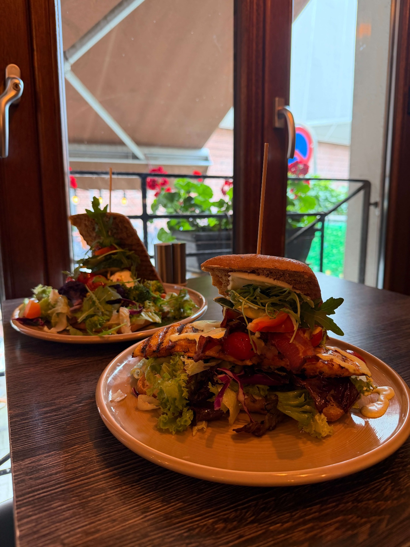 Sandwich med fyld serveret på Café Moccador