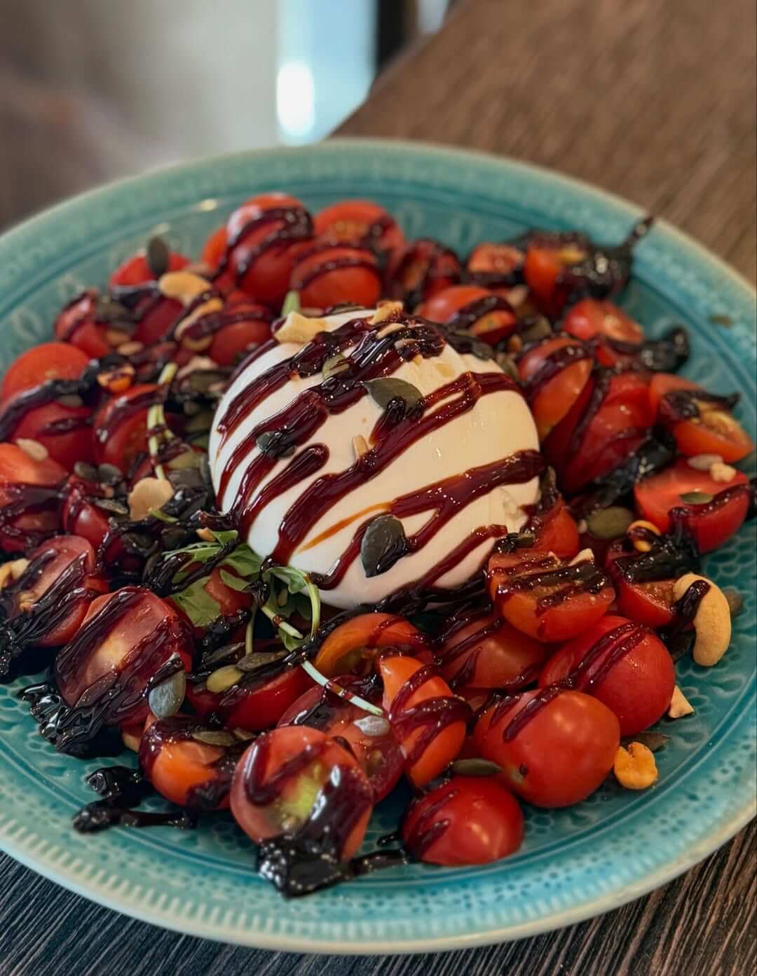 Burrata-salat med cherrytomater, rucola og balsamico på Café Moccador