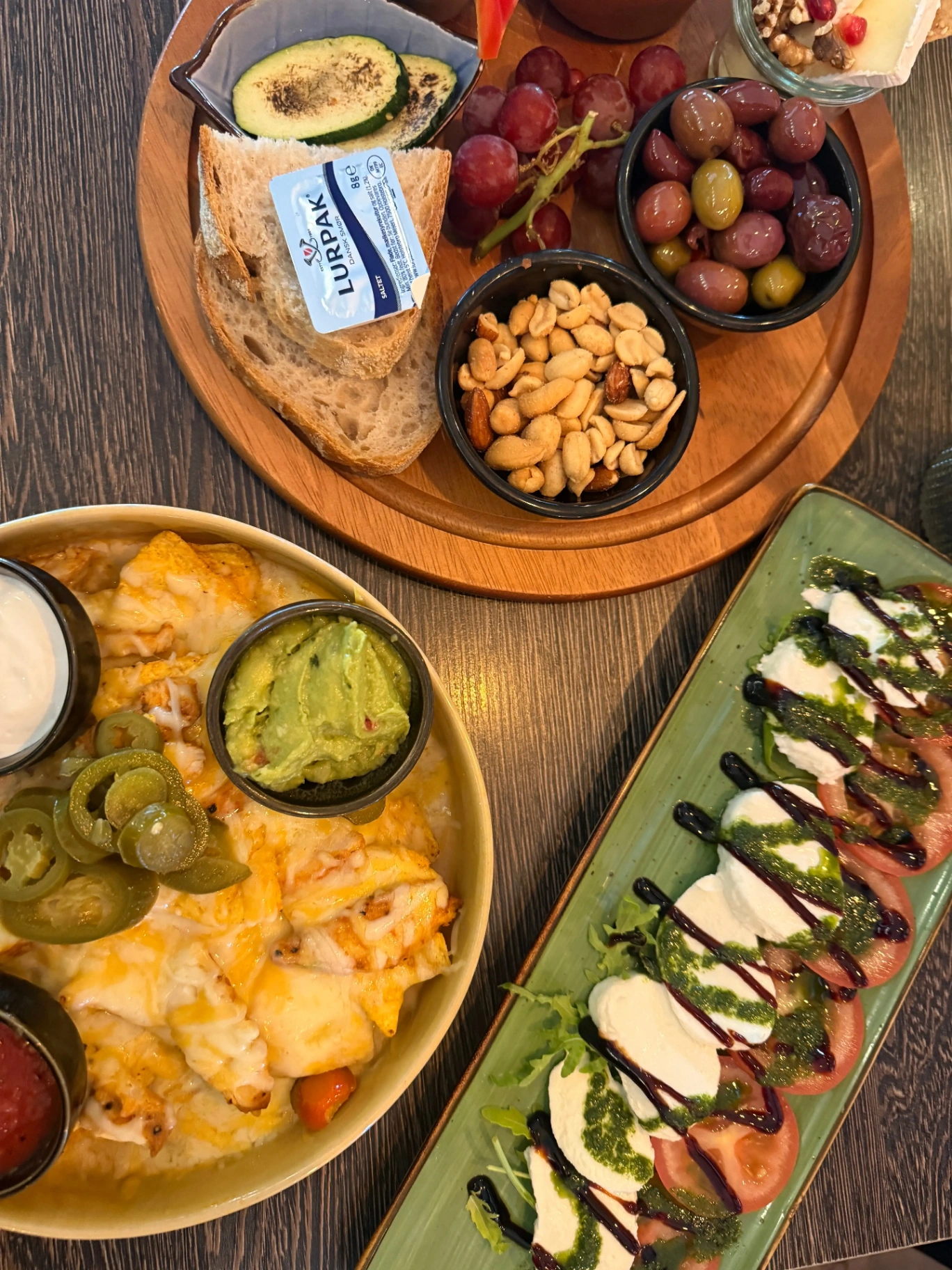 Tapasbræt med nachos, guacamole og caprese-salat på Café Moccador