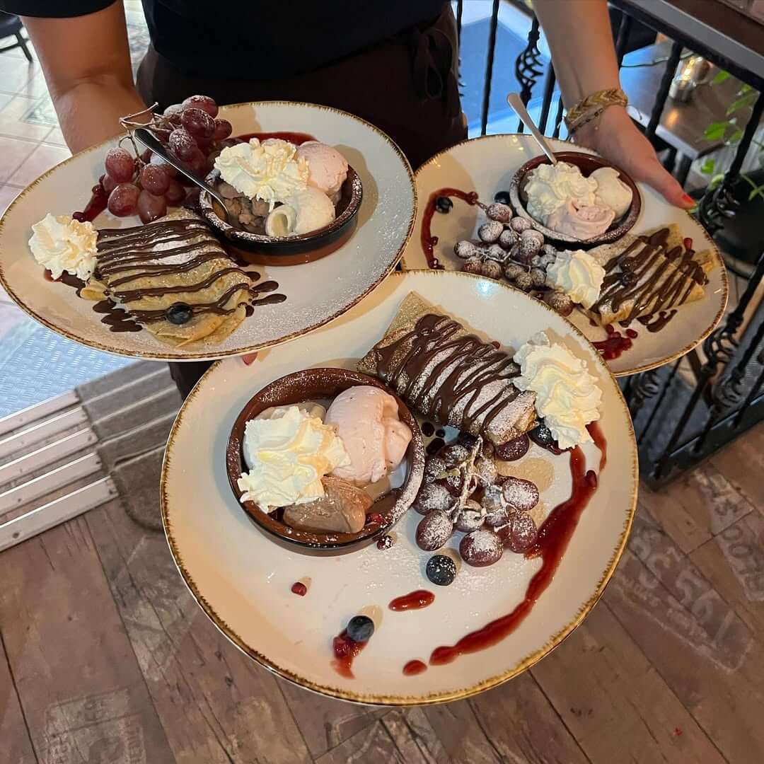 Desserttallerkener med crêpes, is og friske bær på Café Moccador