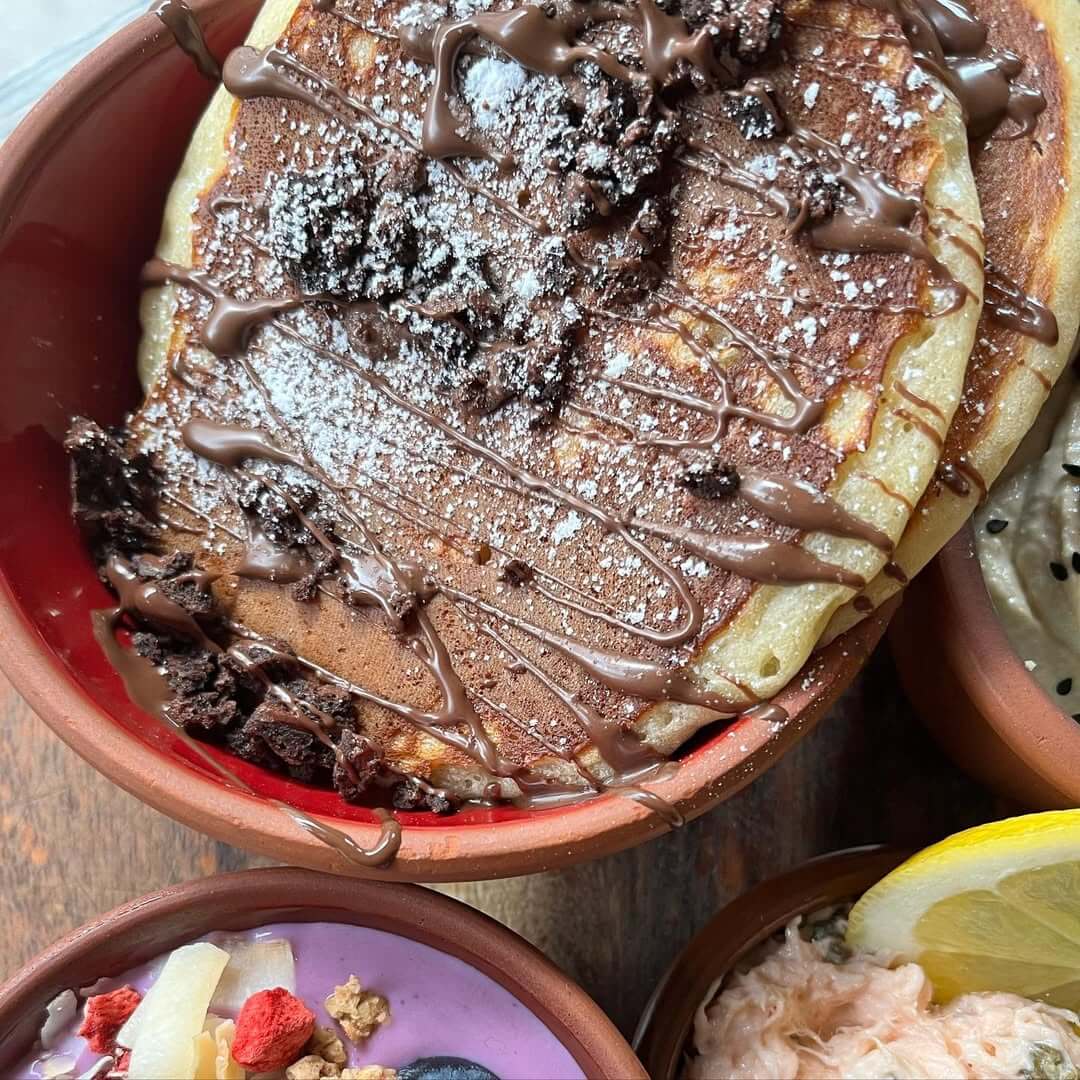 Børnevenlig ret med pandekage og bær på Café Moccador