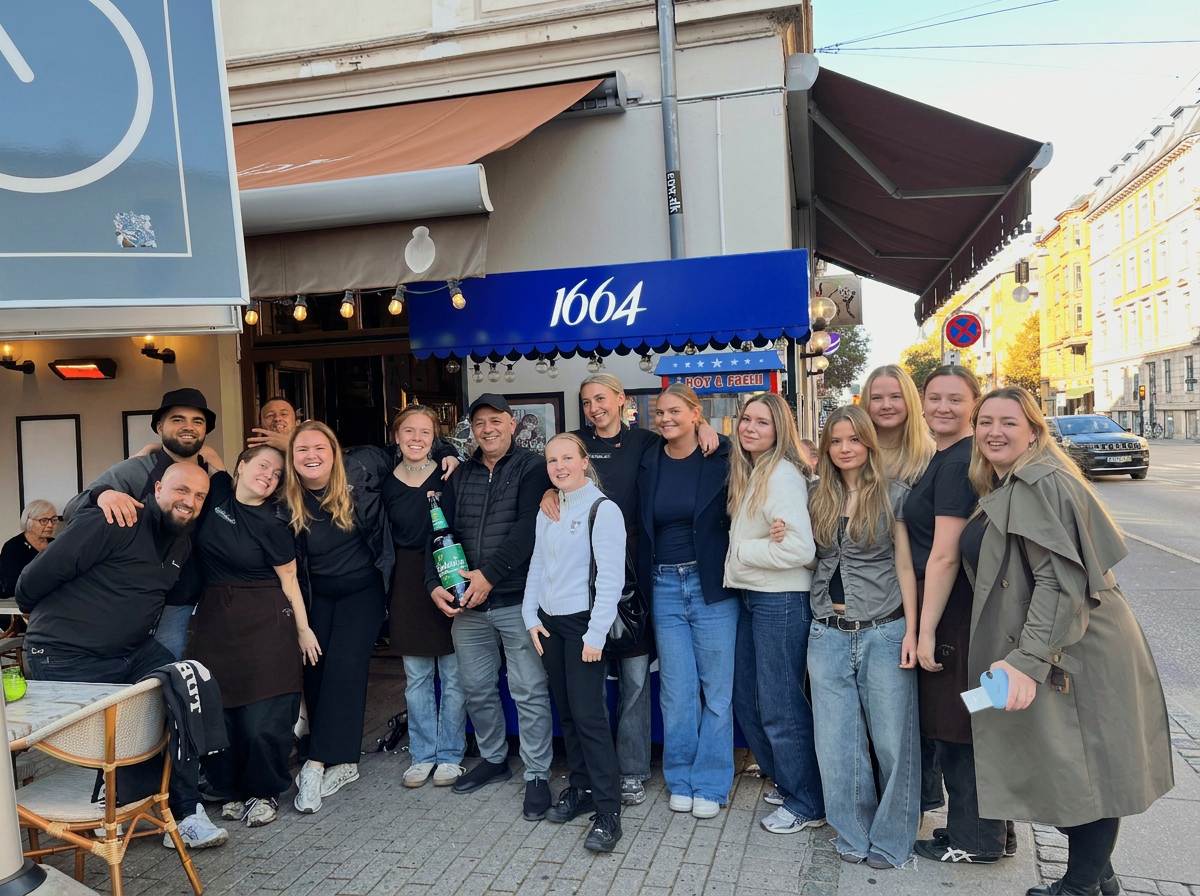 Teamet bag Café Moccador samlet foran caféen på Falkoner Allé – Frederiksbergs hyggelige stamcafé siden 1994