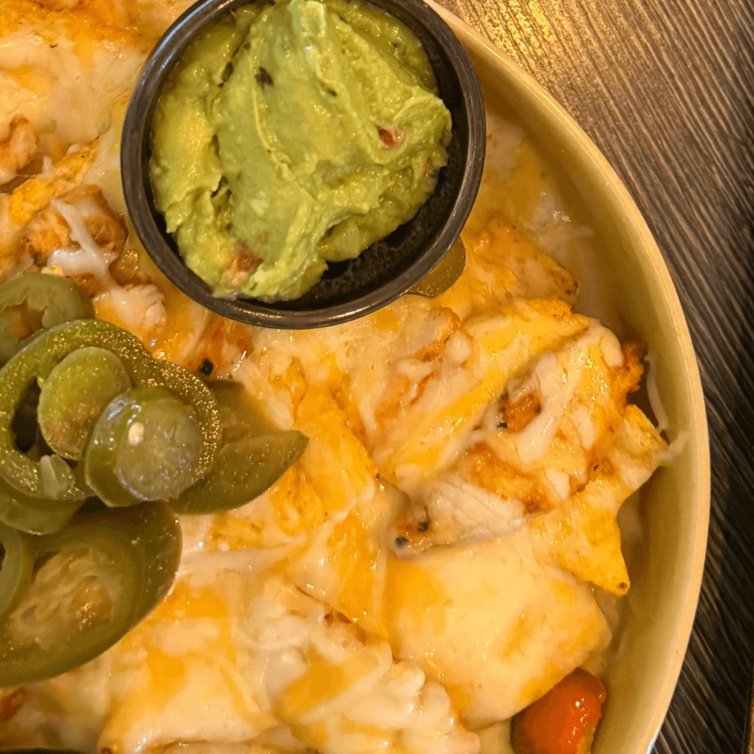 Sprøde nachos med ost, salsa, guacamole og jalapeños på Café Moccador